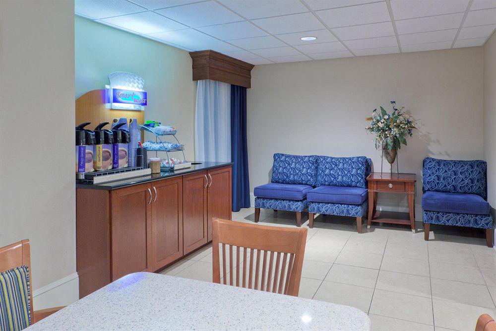 Holiday Inn Express Seaford-Route 13 Ресторан фото
